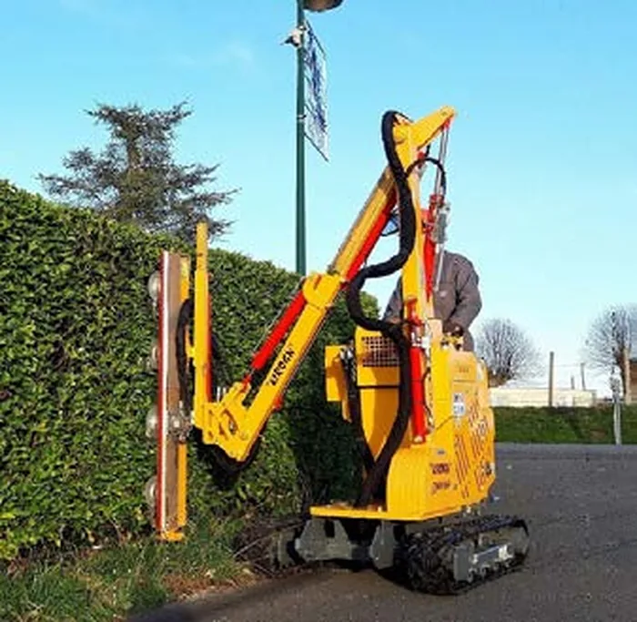 Machine spécialisée VB'Haies taillant une haie